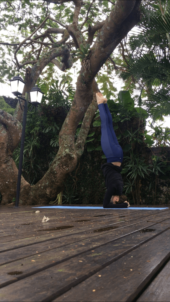 postura de yoga sirshasana