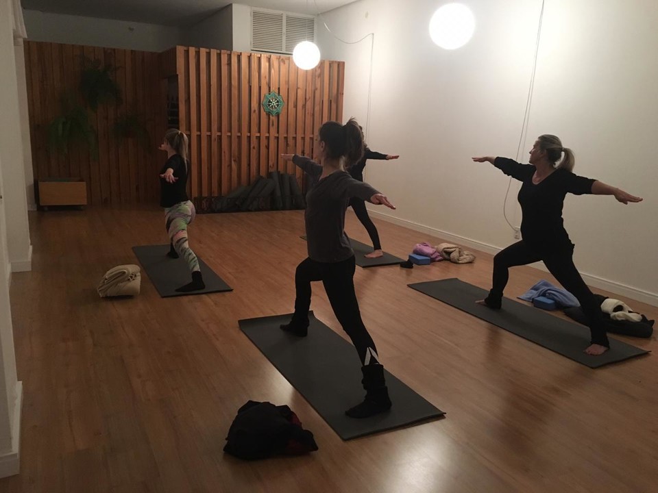 meninas praticando Yoga