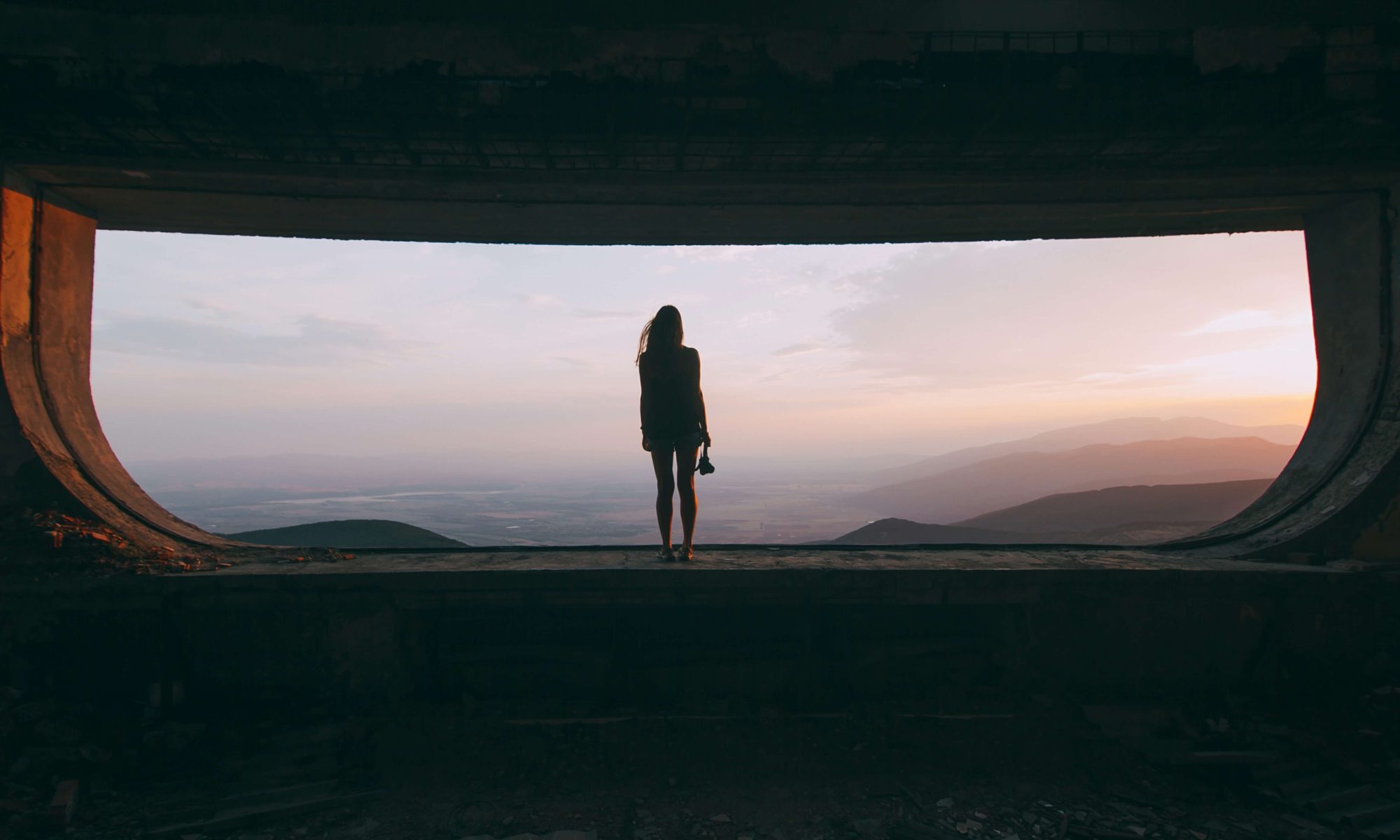 menina olhando para o céu