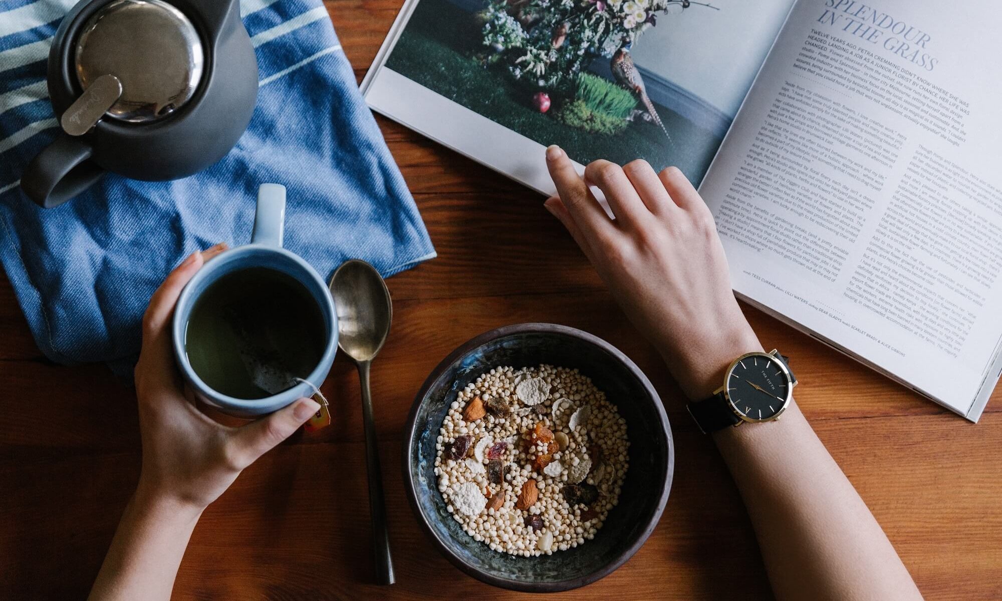 mulher com livros, comida saudável e café