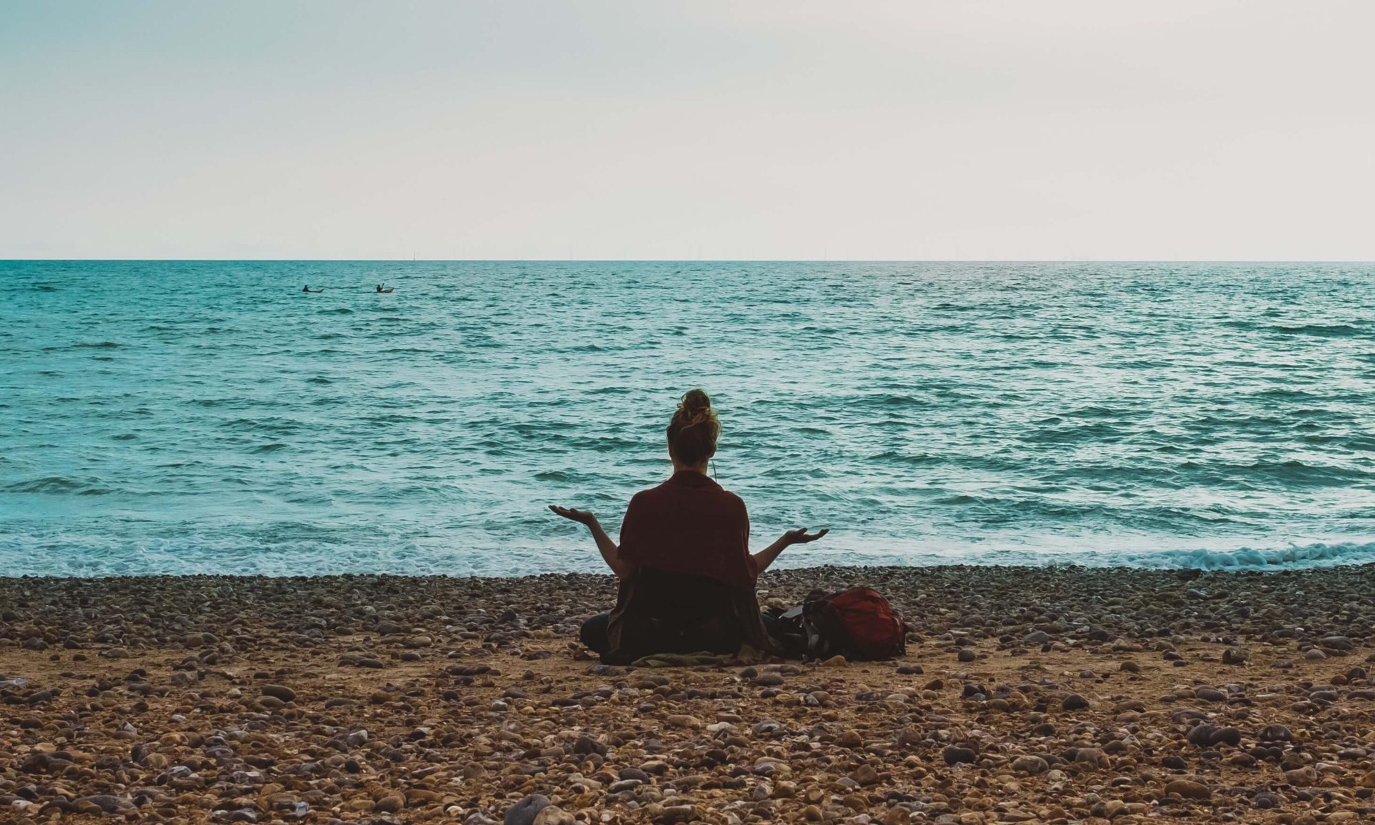 menina de frente pro mar meditando