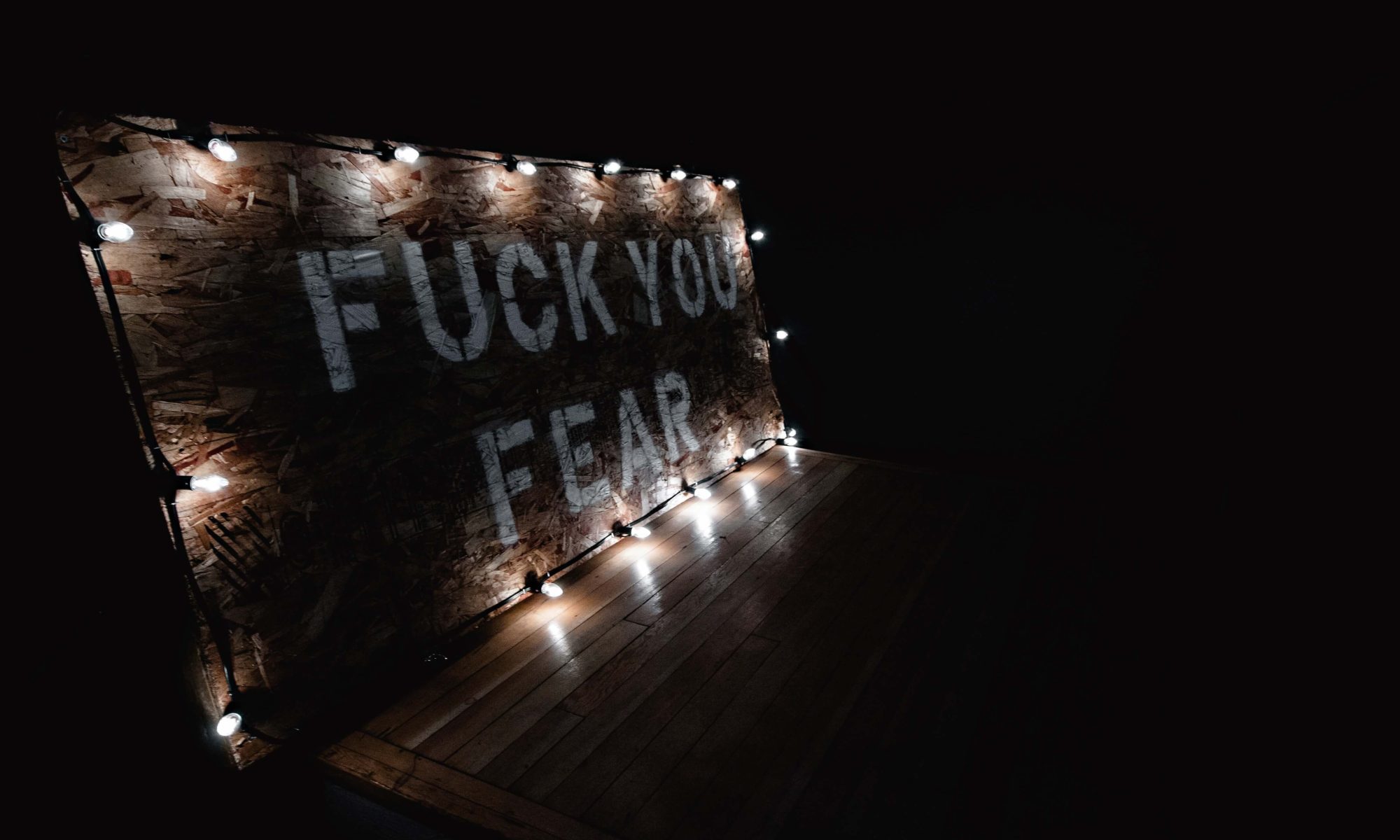 placa escrito "foda-se o medo"
