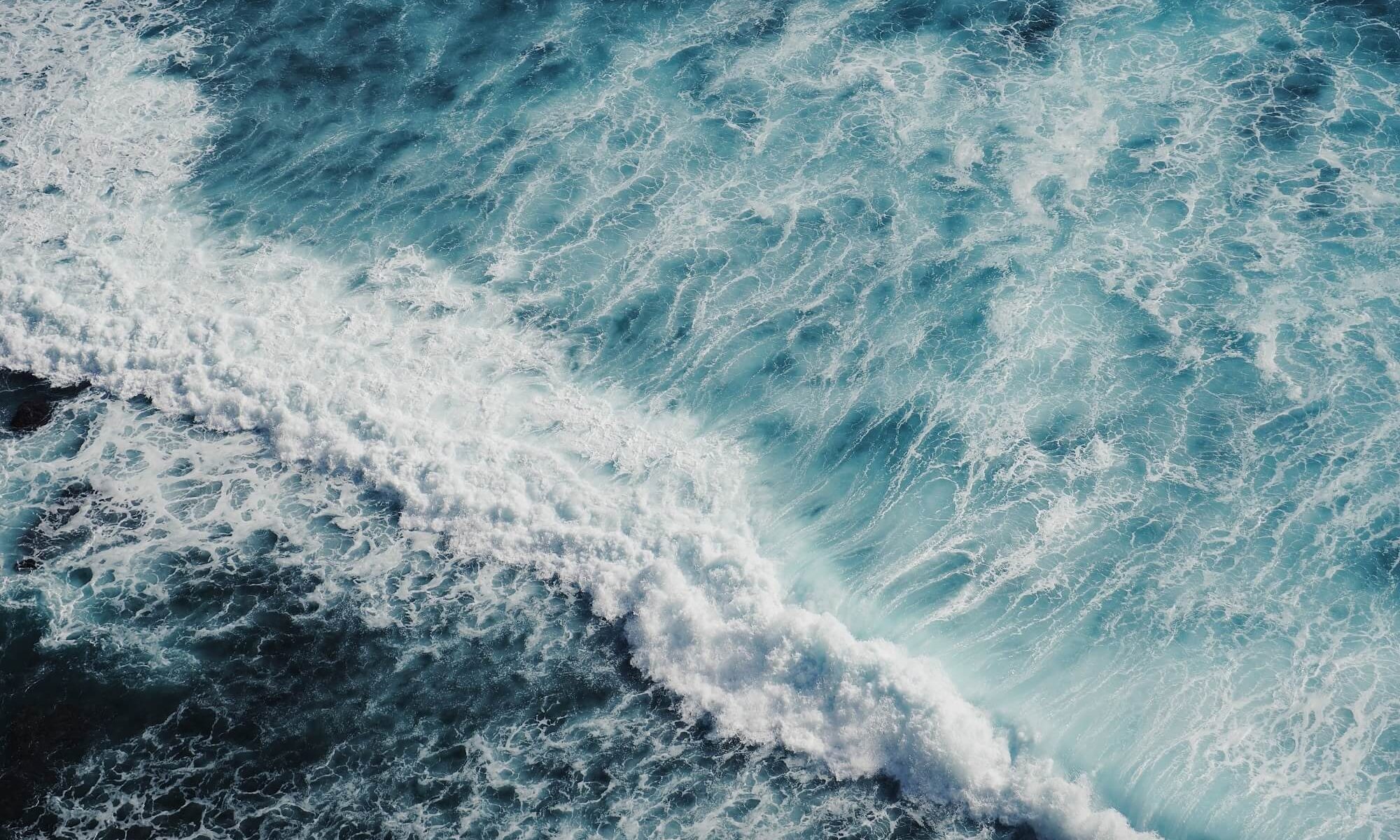foto sob perspectiva de cima das ondas batendo no mar