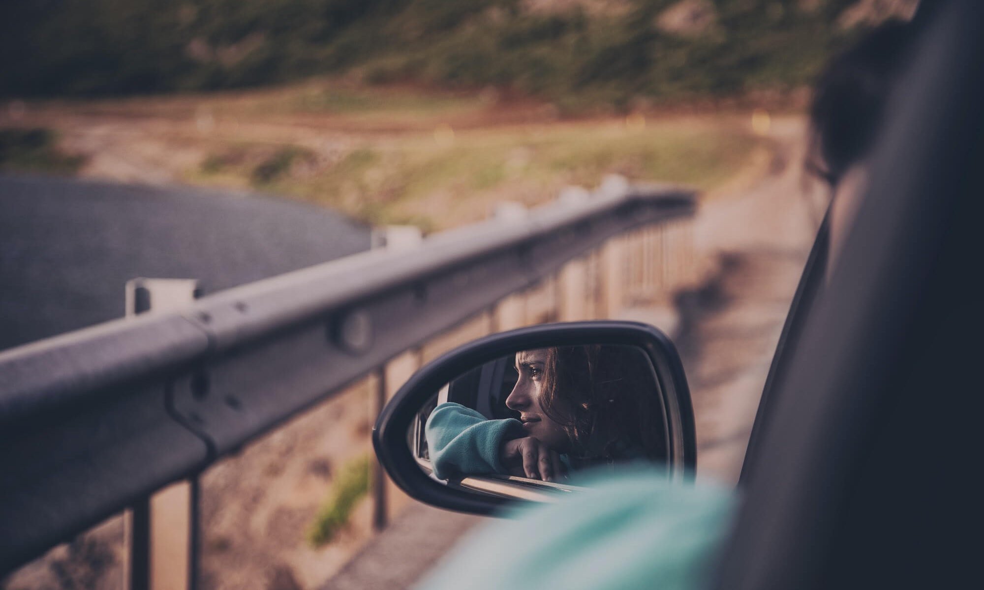 menina olhando pela janela de um carro