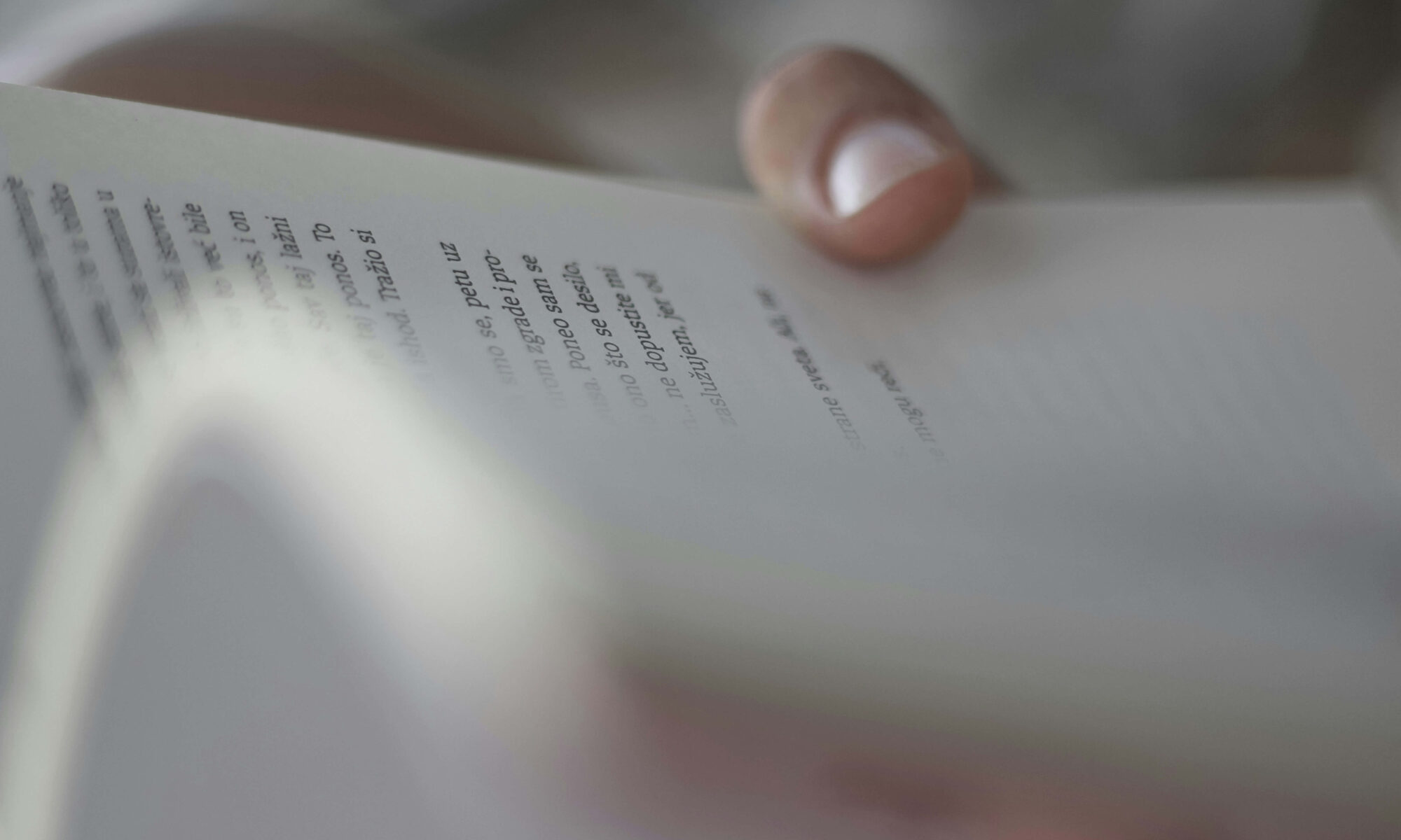 Pessoa segurando na mão um livro de poemas.